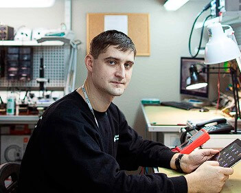 Мастер сервисного центра по ремонту техники Fujitsu